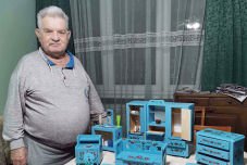 Egy 84 éves székely nagyapó saját kezűleg készít apró népi bútorokat: negyedik emeleti erkélyét alakította műhellyé
