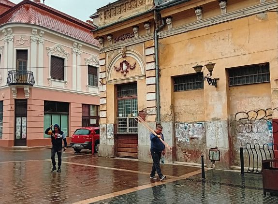 Kamionbiztos járólapokkal újítják fel a nagyváradi sétálóutcát