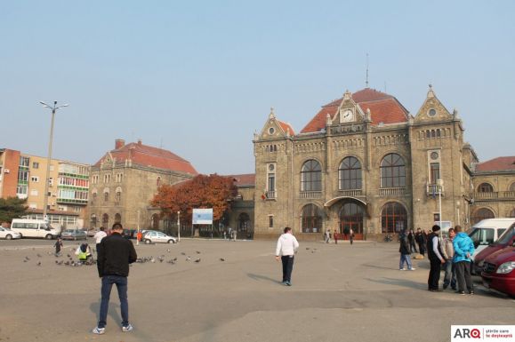 Halálra késeltek egy fiatalt az aradi vasútállomás előtt