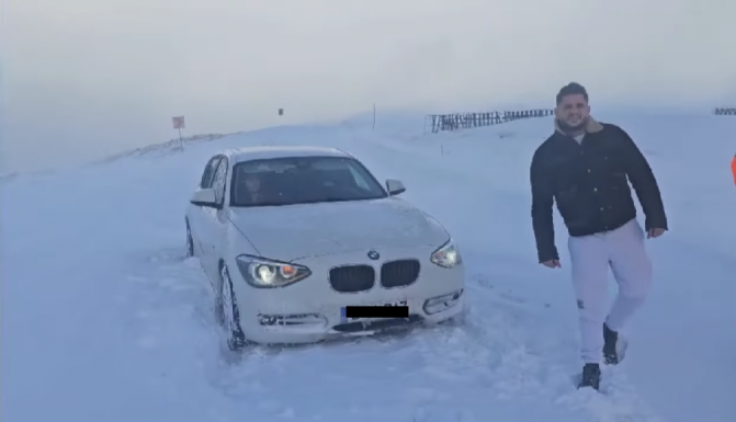 A hóvihar miatt lezárták a Transalpinát, de ez nem akadályozta meg egyik hazánkfiát, hogy felmenjen és elakadjon a BMW-jével