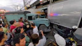 Katonai teherautó hajtott egy zsúfolt piacon vásárlók közé, többen meghaltak és megsérültek