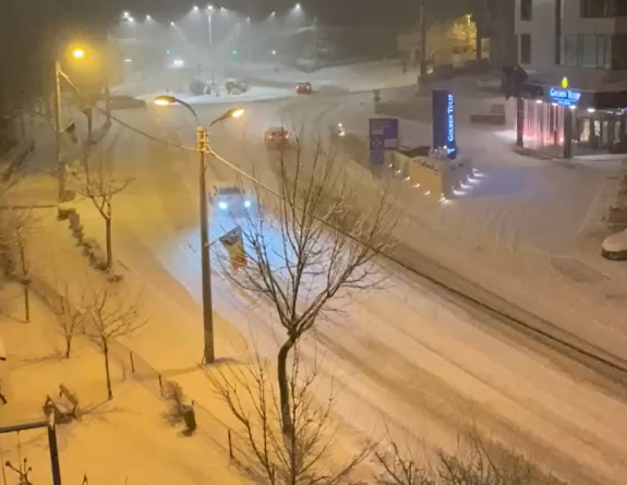 Az út közepén hagyott a sofőr egy kolozsvári nőt a csomagjaival – A hó miatt nem lehetett felhajtani