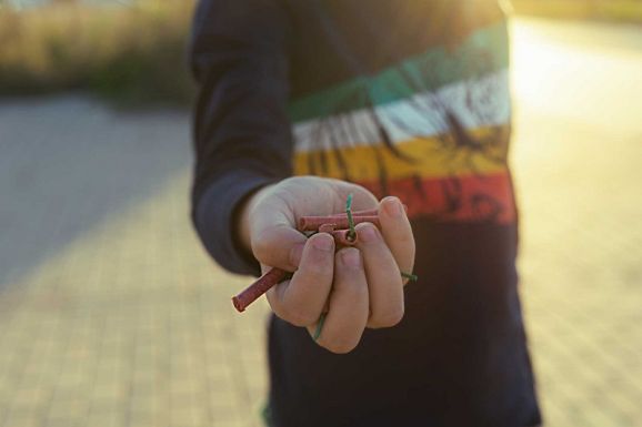 Veszélyes „szórakozás”: petárdát dobtak az autóba, a sofőr a sürgősségre került