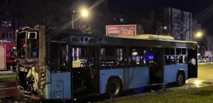 Menet közben gyulladt ki egy busz a fővárosban