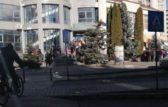 Parkolás Csíkszeredában: lejárt a próbaidőszak, sorban állnak az emberek a bérletekért