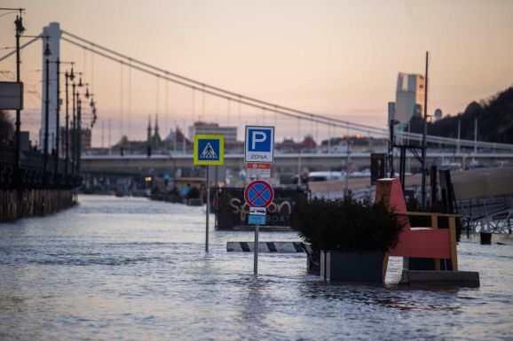 Víz alá került utak, lezárt rakpart – Elöntötte Budapestet a Duna