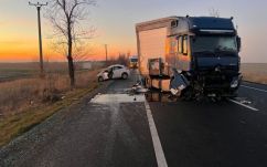 Egy autó és egy kamion ütközött: három személy életét vesztette