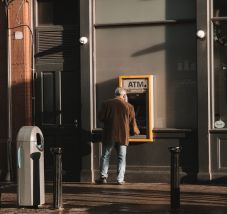 Amatőr bankrabló: kalapáccsal próbálta feltörni a bankautomata pénzkazettáját
