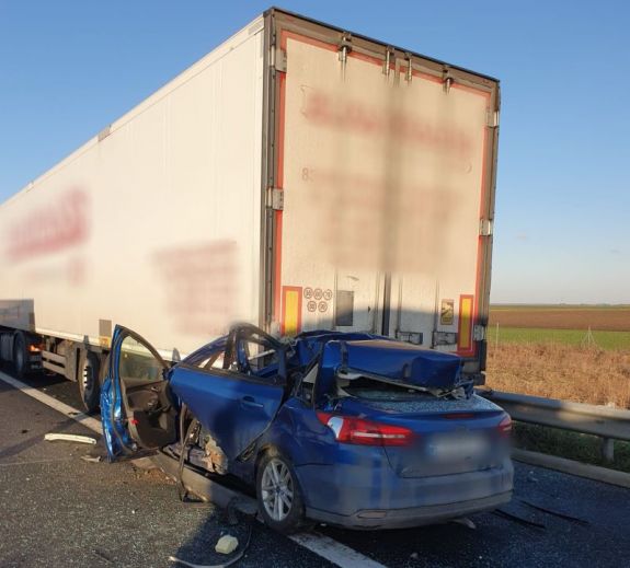 FRISSÍTVE – Várakozó kamionba rohant a személyautó, meghalt a sofőrje