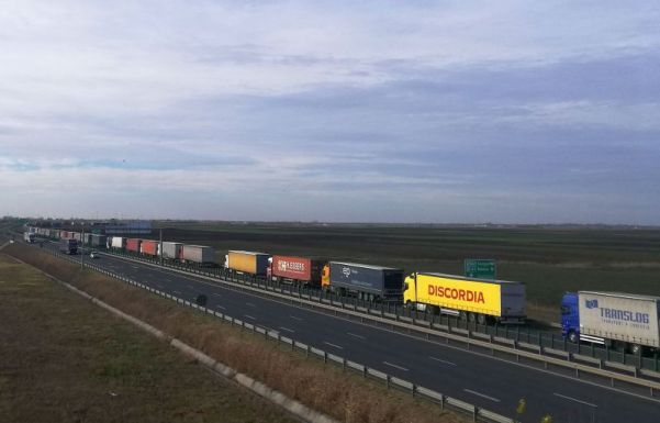 A nagylaki autópálya-határátkelőnél hétkilométeres a kamionsor