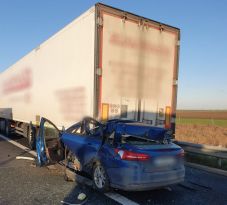 FRISSÍTVE – Várakozó kamionba rohant a személyautó, meghalt a sofőrje