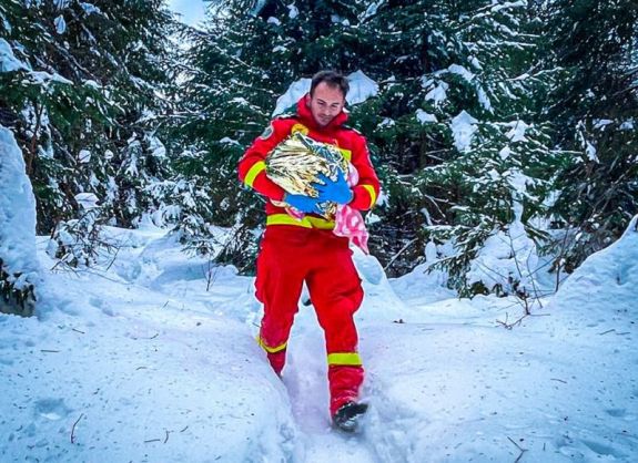 Elhunyt egy hétgyerekes asszony, aki a havazás miatt nehezen megközelíthető otthonában szült
