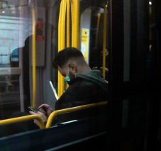 Spanyolországban megszüntették a maszkviselési kötelezettséget a tömegközlekedési eszközökön