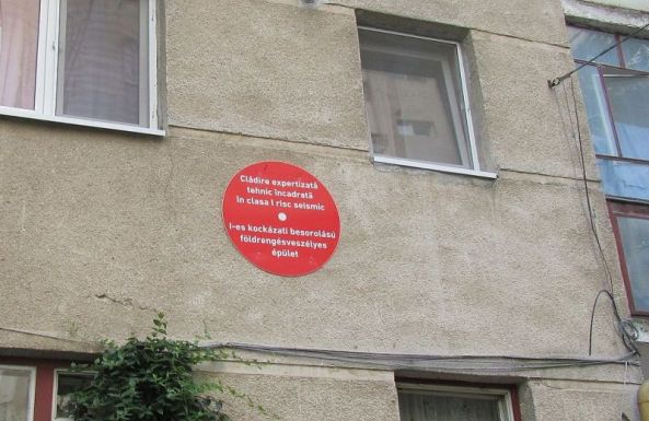 Sepsiszentgyörgyön a lakók ellenállása akadályozza a földrengésveszélyeztett tömbház megerősítését
