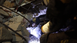 Negyven órával a földrengés után élve találtak meg a romok alatt egy kislányt (VIDEÓ)