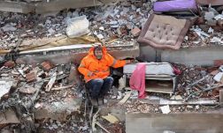 A földrengés képe: egy apa fogja a romok közé szorult halott lánya kezét