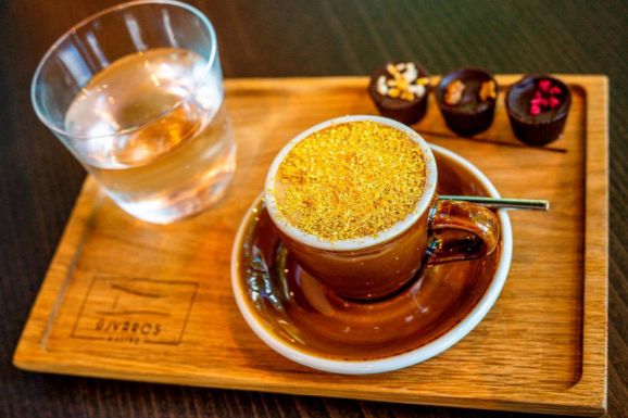 24 karátos arannyal szórják a cappuccinot egy magyarországi étteremben