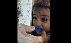 Drámai felvételek: a romok alatt rekedt gyermeket egy kupakból itatják a mentők (VIDEÓ)