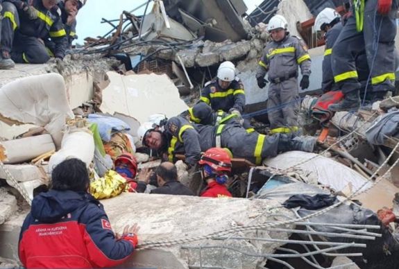 Menedéknyújtáshoz szükséges eszközöket szállít Románia Törökországnak