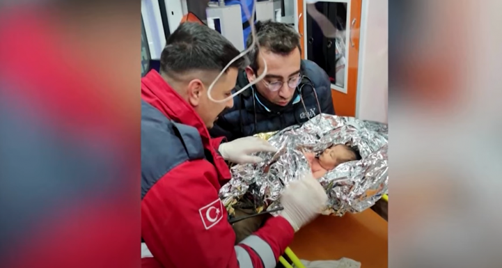 Csoda: tíznapos csecsemőt mentettek ki a romok alól
