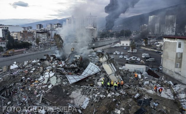 Letartóztatási hullám indult az összedőlt törökországi épületek ügyében