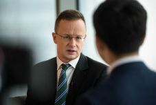 Szijjártó Péter: életeket menteni csak békével és tűzszünettel lehet