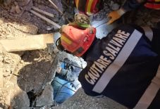 A romániai mentőcsapatnak 12 órába telt egy túlélő férfi kimentése a romok alól