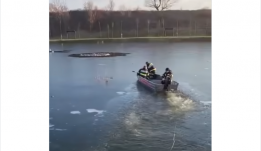 Drámai felvételek: az utolsó pillanatban mentették ki a jeges folyóba esett gyerekeket (VIDEÓ)