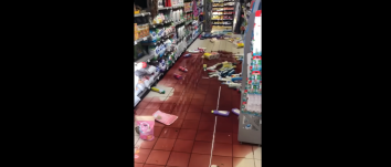 Videón a keddi földrengés: rémült emberek szaladtak az utcára, autók rongálódtak meg