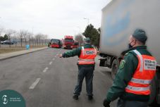 Több mint ezer liter hamis mosószert találtak a magyar hatóságok két román furgonban