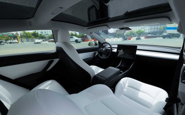Több százezer autót hív vissza a Tesla az önvezető rendszerének hiányossága miatt