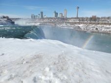 Kisfiával a karján vetette magát a mélybe, a gyerek túlélte