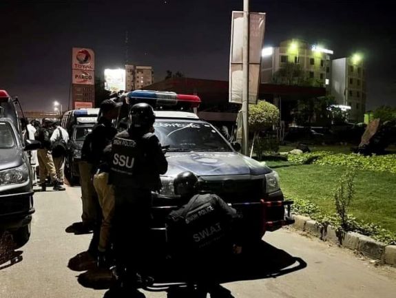 Megtámadták a rendőrség főhadiszállását a tálibok Pakisztán legnagyobb városában