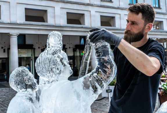 Nyárádremetén született, ma jégszobrász világbajnok: Vass Csaba, a művész, aki láncfűrésszel uralja a jeget