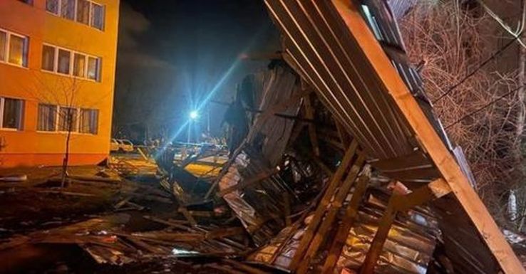 Lekapta a vihar egy vajdahunyadi tömbház tetejét