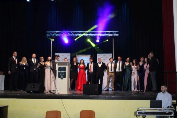 Példaértékű fiatalokat díjaztak a Vigadó Bálon