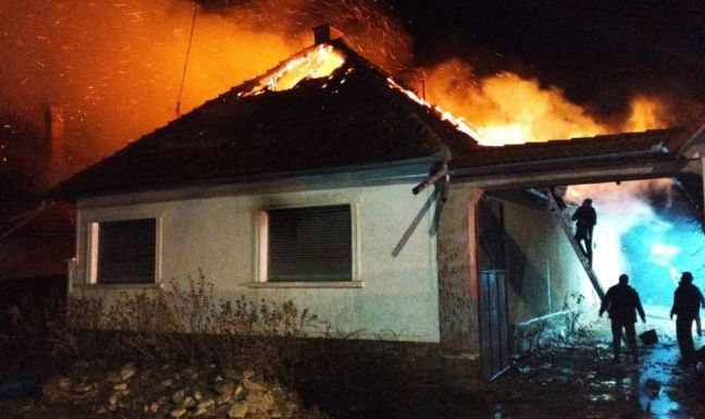 Égő házból menekültek ki Bölönben, egy személyt kórházba szállítottak