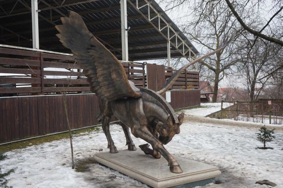 Táltos paripa szobrot avattak Kézdialmáson