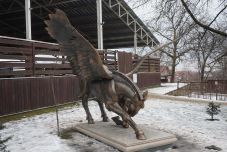 Táltos paripa szobrot avattak Kézdialmáson