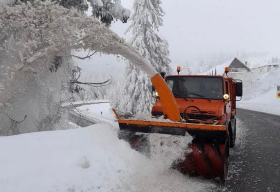 Hó, erős szél és köd nehezíti a közlekedést Máramaros megye hegyvidéki útjain