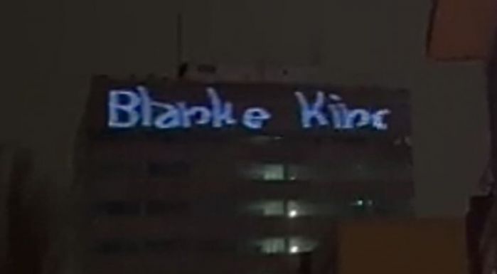 Rasszista szövegeket vetítettek az eindhoveni önkormányzat falára