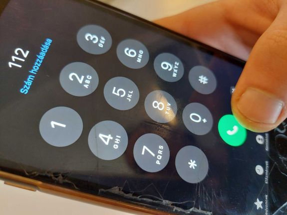 Több mint hétezerszer hívta a segélyszolgálatot az „elvetemült” nyugdíjas