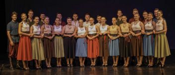 Népi mondókáktól komplex táncelőadásokig: a gyergyócsomafalvi Mocorgók Néptáncegyüttes