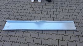 Tömbház tetőzetéről leváló fémlemezdarab zuhant egy 13 éves lány fejére Déván