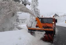 Hó, erős szél és köd nehezíti a közlekedést Máramaros megye hegyvidéki útjain
