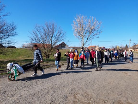 „Jöjjön a tavasz, vesszen a tél!” – Farsangtemetést szerveztek Pécskán