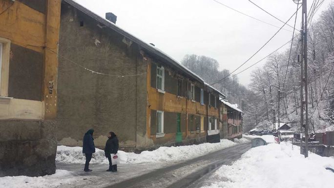 Többszáz személyt költöztetnek ki életveszélyes épületekből a Zsil-völgyében