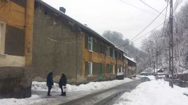 Többszáz személyt költöztetnek ki életveszélyes épületekből a Zsil-völgyében