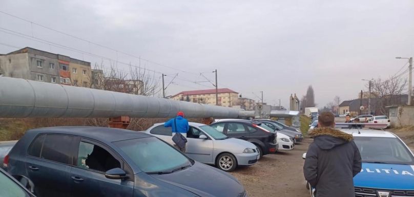 Egy kolozsvári utcában több mint 20 parkoló autónak törték be az ablakát