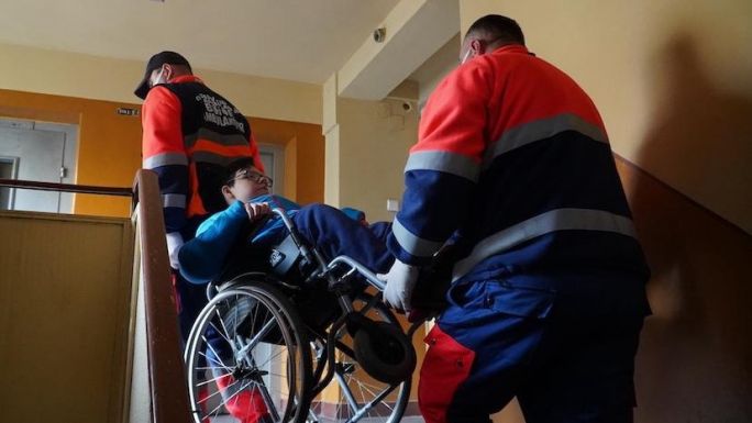 Levágták az áramot a lépcsőházban, a mentők vitték fel a tolószékes gyermeket a hetedik emeleti otthonába